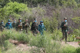 Chiến sỹ Đồn Biên phòng Lộc An (Bình Phước) tuần tra khu vực cột mốc 66 biên giới Việt Nam-Campuchia. (Ảnh: Sỹ Tuyên/TTXVN) 