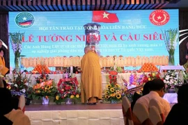 Nghi thức cầu siêu cho các anh hùng liệt sỹ. (Ảnh: Phương Hoa/TTXVN)