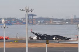 Máy bay của hãng hàng không Nhật Bản Japan Airlines cháy rụi sau vụ va chạm với máy bay của Lực lượng bảo vệ bờ biển tại sân bay Haneda ở Tokyo, ngày 3/1/2024. (Ảnh: THX/TTXVN)