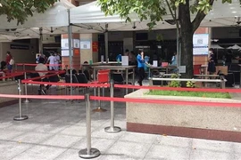 Bệnh viện Y dược Thành phố Hồ Chí Minh tiến hành lấy mẫu xét nghiệm cho toàn bộ nhân viên y tế sau khi một điều dưỡng Khoa Nội Thần kinh dương tính với SARS-CoV-2. (Ảnh: Đinh Hằng/TTXVN) 