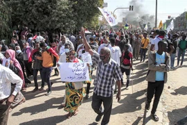 Người dân tham gia biểu tình yêu cầu chuyển tiếp sang chính quyền dân sự tại Sahafa, ngoại ô Khartoum, Sudan, ngày 25/12/2021. (Ảnh: AFP/TTXVN) 