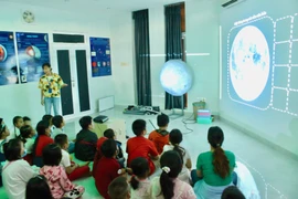 Hình ảnh các bạn nhỏ khám phá khoa học ở đài thiên văn Nha Trang