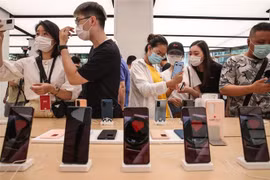 Điện thoại thông minh của Huawei được bày bán tại một cửa hàng ở Thượng Hải, Trung Quốc ngày 23/6/2020. (Nguồn: AFP/TTXVN) 