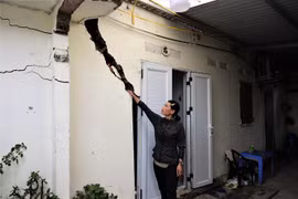 Nhà bị nứt toác từng đường dài, người dân phải đi ngủ nhờ ở khắp nơi. (Ảnh: Thanh Vân/TTXVN) 