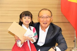 Huấn luyện viên Park Hang-seo chụp ảnh lưu niệm với thân nhân Đại sứ quán Việt Nam tại Hàn Quốc. (Ảnh: Đức Hưng/TTXVN) 