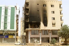 Một tòa nhà bị hư hại do giao tranh giữa quân đội Sudan và lực lượng bán quân sự RSF tại Khartoum, Sudan ngày 23/4/2023. (Ảnh: AFP/TTXVN)