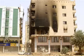 Một tòa nhà bị hư hại do giao tranh giữa quân đội Sudan và lực lượng bán quân sự RSF tại Khartoum, Sudan ngày 23/4/2023. (Ảnh: AFP/TTXVN)