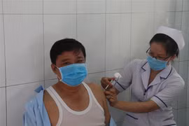 Tiêm vaccine cho người dân ở Tiền Giang. (Ảnh: Minh Trí/TTXVN) 