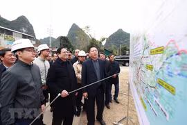 Thủ tướng Phạm Minh Chính khảo sát dự án cao tốc Đồng Đăng-Trà Lĩnh. (Ảnh: Dương Giang/TTXVN) 