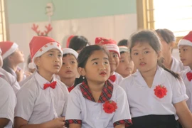 [Photo] Mang Giáng sinh ấm áp đến với những đứa trẻ đặc biệt