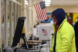 Cử tri Mỹ bỏ phiếu trong Ngày tổng tuyển cử tại điểm bầu cử ở Winchester, Virginia ngày 3/11/2020. (Nguồn: AFP/TTXVN) 