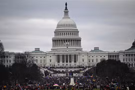 Những người ủng hộ cựu Tổng thống Donald Trump biểu tình bên ngoài tòa nhà Quốc hội Mỹ ở Washington, DC ngày 6/1/2021. (Ảnh: AFP/TTXVN) 