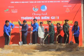 Lễ khởi công xây dựng căn nhà hạnh phúc cho em Hồ Văn Xoa, bản Ka Túp, thị trấn Lao Bảo. (Ảnh: Nguyên Linh/TTXVN)