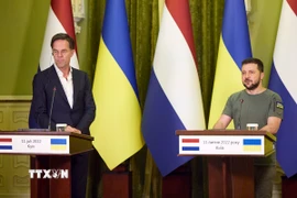 Tổng thống Ukraine Volodymyr Zelensky (phải) và Tổng Thư ký NATO Mark Rutte. (Ảnh: THX/TTXVN)