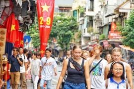 Du khách nước ngoài đến Hà Nội trong dịp nghỉ Lễ Quốc khánh 2/9 năm nay. (Ảnh: Khánh Hòa/TTXVN)
