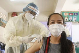 Nhân viên y tế tiêm vaccine phòng COVID-19 cho người dân tại Phnom Penh, Campuchia, ngày 1/4/2021. (Nguồn: THX/ TTXVN) 