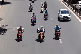 Nắng nóng có thể gây tình trạng mất nước, kiệt sức, đột quỵ do sốc nhiệt đối với cơ thể người khi tiếp xúc lâu với nền nhiệt độ cao. (Ảnh: Phan Tuấn Anh/TTXVN) 