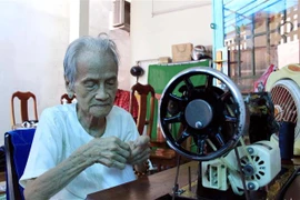 Mẹ Việt Nam Anh hùng Ngô Thị Quýt may hàng trăm khẩu trang hỗ trợ người nghèo phòng, chống dịch bệnh COVID-19. (Nguồn: TTXVN) 