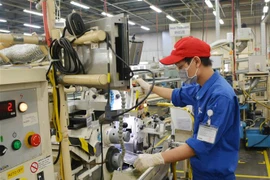 Công nhân làm việc trong ngày đầu thực hiện nới lỏng giãn cách xã hội tại Khu Công nghiệp Linh Trung 1(Thành phố Hồ Chí Minh). (Ảnh: TTXVN) 