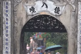 Du khách đội mưa trẩy hội chùa Hương