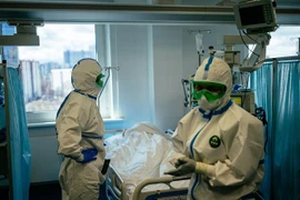 Nhân viên y tế điều trị cho bệnh nhân nhiễm COVID-19 tại bệnh viện K+31 ở Moskva, Nga ngày 20/4/2020. (Nguồn: AFP/TTXVN) 
