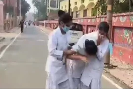 Sinh viên điều dưỡng khó thở và buồn nôn sau khi hít phải khí clo. (Nguồn: Hindustantimes)