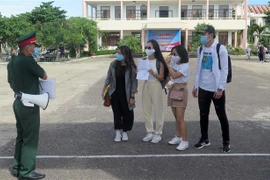 Các công dân được hướng dẫn làm thủ tục hoàn thành thời gian cách ly. (Ảnh: Xuân Triệu/TTXVN) 