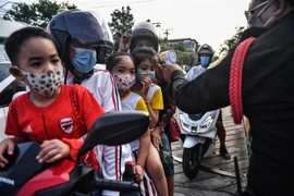 Người dân đeo khẩu trang phòng lây nhiễm COVID-19 tại Bangkok, Thái Lan ngày 22/5/2020. (Nguồn: AFP/TTXVN) 