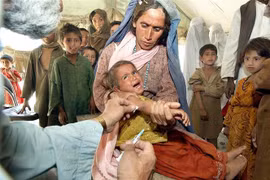 Tiêm vaccine phòng sởi cho trẻ em tại Kabul, Afghanistan. (Ảnh: AFP/TTXVN)
