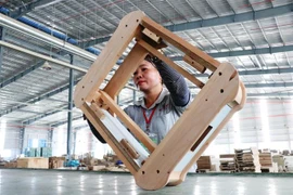 Sản xuất đồ gỗ xuất khẩu sang thị trường Mỹ tại Bình Dương. (Ảnh: TTXVN) 