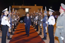 Lễ tiễn Chủ tịch Quốc hội Vương Đình Huệ tại sân bay thành phố Burgas, Bulgaria. (Ảnh: Doãn Tấn/TTXVN)