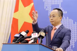 Phó Phát ngôn Bộ Ngoại giao Đoàn Khắc Việt mời đại diện các cơ quan báo chí đặt câu hỏi. (Ảnh: Văn Điệp/TTXVN) 