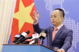 Phó Phát ngôn Bộ Ngoại giao Đoàn Khắc Việt mời đại diện các cơ quan báo chí đặt câu hỏi. (Ảnh: Văn Điệp/TTXVN) 
