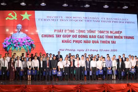 Hơn 120 doanh nghiệp trên địa bàn Hải Phòng tham gia ủng hộ đồng bào miền Trung. (Ảnh: Minh Thu/TTXVN) 
