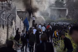 Người biểu tình Palestine đụng độ với quân đội Israel tại Jenin, phía bắc Bờ Tây, ngày 7/3/2023. (Ảnh: THX/TTXVN)