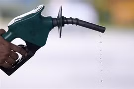 OPEC+ dự kiến sẽ xem xét liệu có nên cắt giảm thêm nguồn cung dầu hay không. (Ảnh: AFP/TTXVN) 