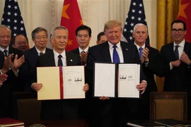Tổng thống Mỹ Donald Trump (phải, phía trước) và Phó Thủ tướng Trung Quốc Lưu Hạc (trái, phía trước) tại lễ ký thỏa thuận thương mại giai đoạn một ở Washington DC., ngày 15/1/2020. (Nguồn: THX/TTXVN) 