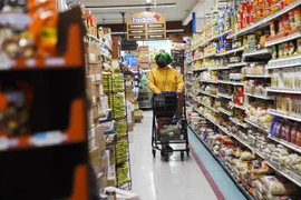 Khách hàng mua sắm trong siêu thị ở New York, Mỹ ngày 11/5/2022. (Ảnh: THX/TTXVN) 