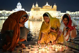 Người dân thắp nến tại Amritsar, Ấn Độ, ngày 24/10/2022. (Ảnh: AFP/TTXVN)