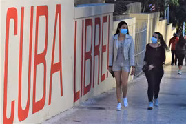 Người dân đeo khẩu trang phòng lây nhiễm COVID-19 tại Havana, Cuba, ngày 17/1/2022. (Ảnh: THX/TTXVN) 