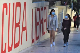 Người dân đeo khẩu trang phòng lây nhiễm COVID-19 tại Havana, Cuba, ngày 17/1/2022. (Ảnh: THX/TTXVN) 