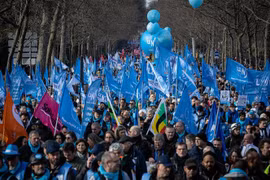 Biểu tình phản đối dự luật cải cách hưu trí của Chính phủ tại Paris, Pháp ngày 16/2/2023. (Ảnh: THX/TTXVN)