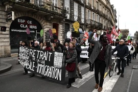 Biểu tình phản đối ban hành Luật nhập cư, tại Bordeaux, Pháp ngày 21/1/2024. (Ảnh: AFP/TTXVN)