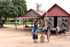 Vào ngày làng tổ chức Lễ mừng lúa mới, nhà nhà đều phải giã cốm để đem cúng Yang Sri (Thần Lúa). (Ảnh: Hồng Điệp/TTXVN) 
