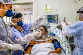 Nhân viên y tế điều trị cho bệnh nhân COVID-19 tại một bệnh viện ở Rio Grande do Sul, Brazil, ngày 16/4/2021. (Nguồn: AFP/TTXVN) 