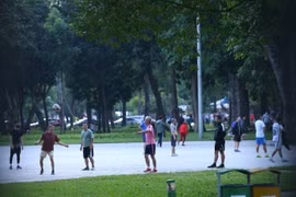 [Photo] Người dân Hà Nội không tuân thủ 5K tại địa điểm công cộng