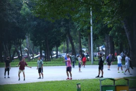 [Photo] Người dân Hà Nội không tuân thủ 5K tại địa điểm công cộng