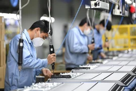 Công nhân sản xuất tại một phân xưởng của Skyworth ở Quảng Châu, thủ phủ tỉnh Quảng Đông, Trung Quốc ngày 10/2/2020. (Nguồn: THX/TTXVN) 