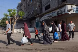 Người dân Palestine sơ tán tới các khu vực an toàn sau các cuộc không kích của Israel, ngày 13/10/2023. (Ảnh: AFP/TTXVN)