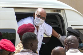 Cựu Tổng thống Sudan Omar al-Bashir tới dự phiên xét xử tại Khartoum, Sudan, ngày 21/7/2020. (Nguồn: AFP/TTXVN) 